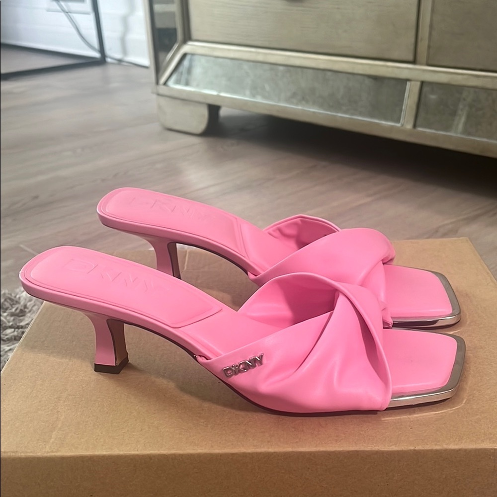 DKNY WOMEN’S PINK TWIST KITTEN HEEL SANDALS - LIKE NEW